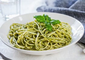 Spaghetti mit Basilikum Pesto angerichtet