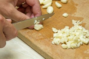 Camembert mit Rauchsalz Knoblauch geschnitten