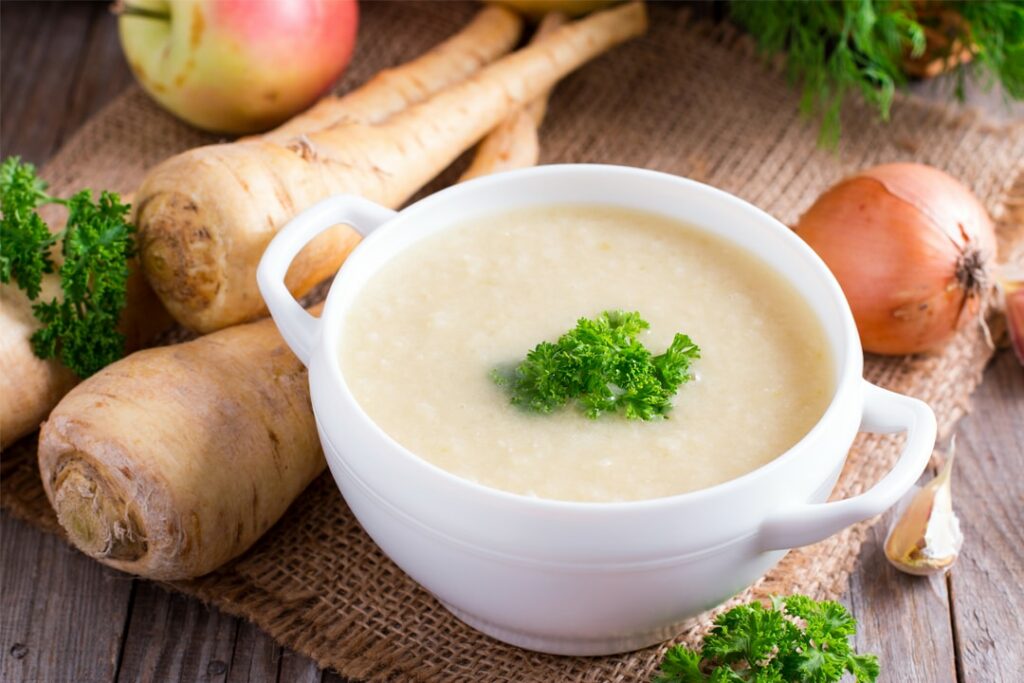 Cremige Pastinakensuppe mit Spreewälder Rauchsalz