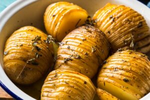 Fächerkartoffeln mit Spreewälder Rauchsalz in feuerfester Form