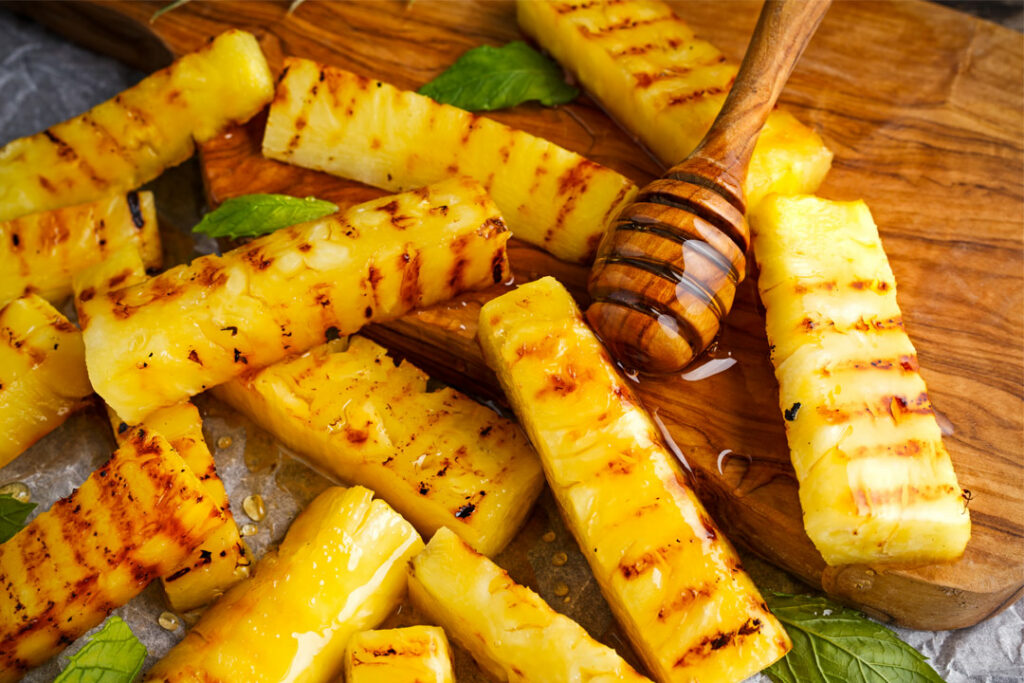 Gegrillte Ananas mit Honig, Rum, Butter, Minze und Rauchsalz