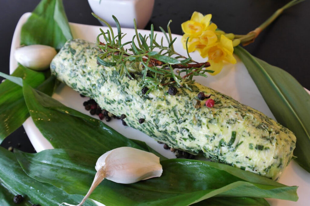 Kräuterbutter mit Rauchsalz, Parmesan und Bohnenkraut