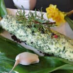 Kräuterbutter mit Rauchsalz, Parmesan und Bohnenkraut