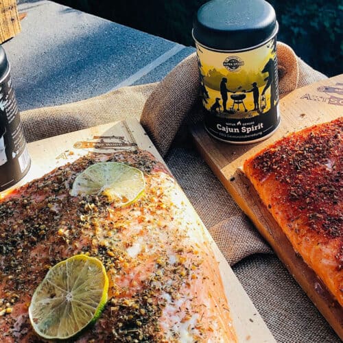 Gegrillter Lachs auf der Planke