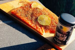 Roher Lachs auf der Planke und Blue River Rub