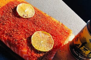 Roher Lachs auf der Planke und Cajun Spirit Rub