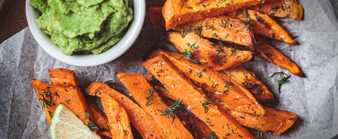 rauchsalz-suesskartoffel-spalten-mit-avocado-dip